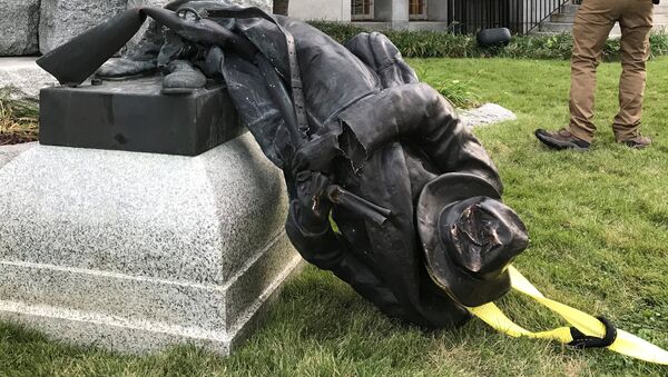 A Sheriff's deputy stands near the toppled statue of a Confederate soldier in front of the old Durham County Courthouse in Durham, North Carolina, U.S. August 14, 2017. - Sputnik Afrique