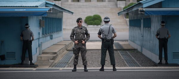 In a photo taken on August 2, 2017 South Korean soldiers stand guard before North Korea's Panmon Hall (rear C) and the military demarcation line separating North and South Korea, at Panmunjom, in the Joint Security Area (JSA) of the Demilitarized Zone (DMZ). - Sputnik Afrique