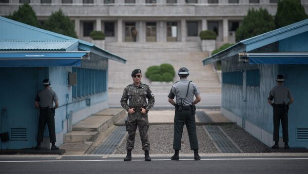 In a photo taken on August 2, 2017 South Korean soldiers stand guard before North Korea's Panmon Hall (rear C) and the military demarcation line separating North and South Korea, at Panmunjom, in the Joint Security Area (JSA) of the Demilitarized Zone (DMZ). - Sputnik Afrique