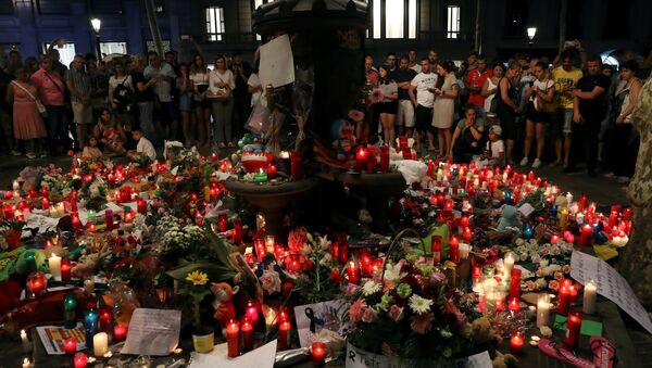 Flores en memoria de las víctimas de los atentados de Barcelona y Cambrils, España - Sputnik Afrique