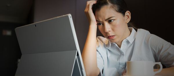 Une femme devant l'ordinateur - Sputnik Afrique