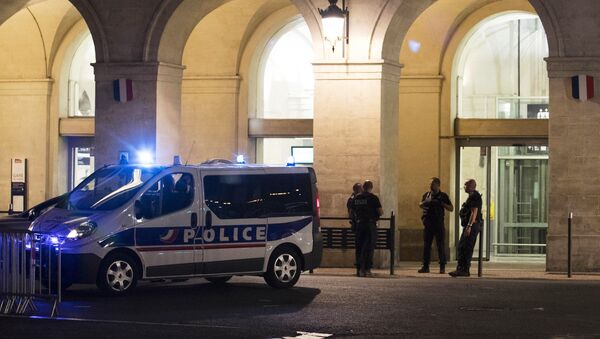 A picture taken on August 19, 2017 shows police officers outside the train station of Nimes, following its evacuation after suspicious activities were reported. - Sputnik Afrique