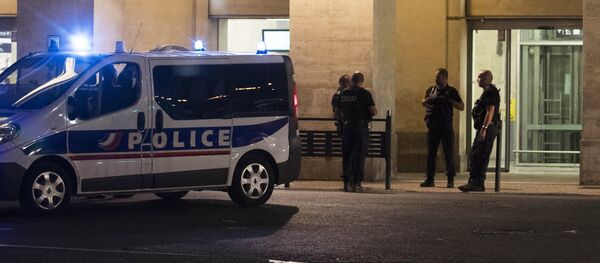 A picture taken on August 19, 2017 shows police officers outside the train station of Nimes, following its evacuation after suspicious activities were reported. - Sputnik Afrique