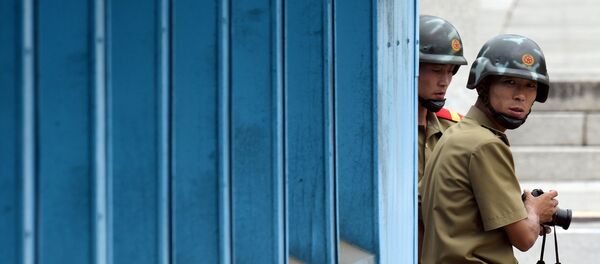 North Korean soldiers watch the south side as the United Nations Command officials visit after a commemorative ceremony for the 64th anniversary of the Korean armistice at the truce village of Panmunjom in the Demilitarized Zone (DMZ) dividing the two Koreas July 27, 2017. - Sputnik Afrique