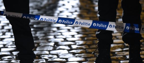 Belgian police forces stand guard in a street during a police action in the Molenbeek-Saint-Jean district in Brussels, on March 18, 2016. - Sputnik Afrique