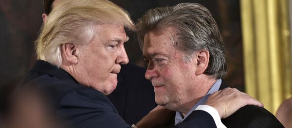 US-Präsident Donald Trump und sein Berater Steve Bannon - Sputnik Afrique