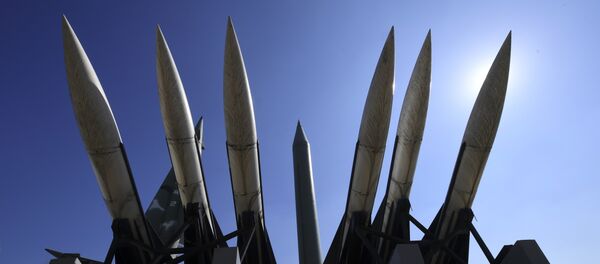 Replicas of a North Korean Scud-B missile (C) and South Korean Hawk surface-to-air missiles are displayed at the Korean War Memorial in Seoul on March 6, 2017. - Sputnik Afrique