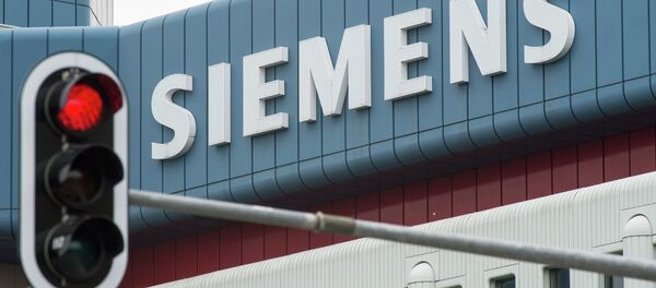 A red traffic light is seen in front of an office building of Siemens AG in Munich Perlach in this May 30, 2014 - Sputnik Afrique