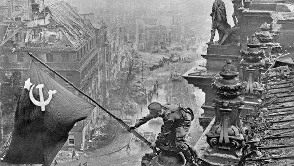 Des soldats de l'Armée rouge hissent le Drapeau de la victoire sur le Reichstag à Berlin (1945) - Sputnik Afrique