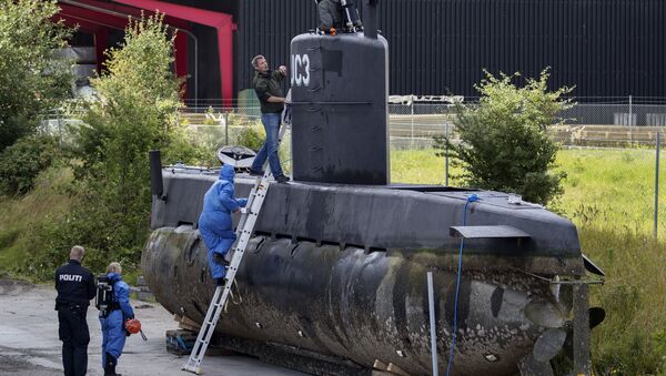 Police technicians board the amateur -built submarine UC3 Nautilus on a pier in Copenhagen harbour, Denmark, Sunday, Aug. 13, 2017, to conduct forensic probes in connection with a murder investigation. - Sputnik Afrique
