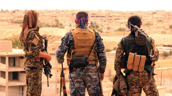 Los combatientes de las Fuerzas Democráticas de Siria (FDS) en la ciudad siria de Tabqa - Sputnik Afrique