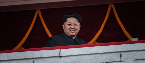 North Korea's leader Kim Jong-Un looks out towards Kim Il-Sung square during a mass military parade in Pyongyang on October 10, 2015 - Sputnik Afrique