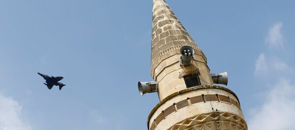 A Turkish Air Force F-4 fighter jet flies over a minaret after it took off from Incirlik air base in Adana, Turkey, August 12, 2015. - Sputnik Afrique
