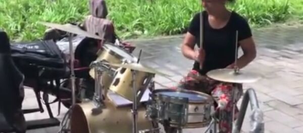 En Chine, une grand-mère de 59 ans apprend à jouer de la batterie et s'entraîne 10 heures par jour! - Sputnik Afrique