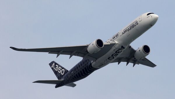 An Airbus A350 flies past during a preview aerial display of the Singapore Airshow at Changi exhibition center in Singapore February 14, 2016 - Sputnik Afrique
