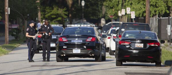 Charleston police man a barricade behind the Emanuel African Methodist Episcopal Church in Charleston, South Carolina, June 18, 2015 Charleston police man a barricade behind the Emanuel African Methodist Episcopal Church in Charleston, South Carolina, June 18, 2015 - Sputnik Afrique