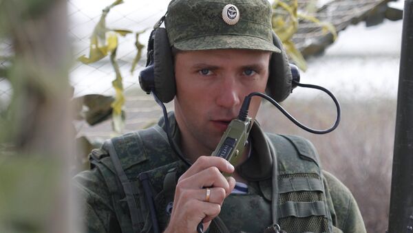 Russian serviceman establishing communication at the command house during the large-scale strategic exercises - Sputnik Afrique