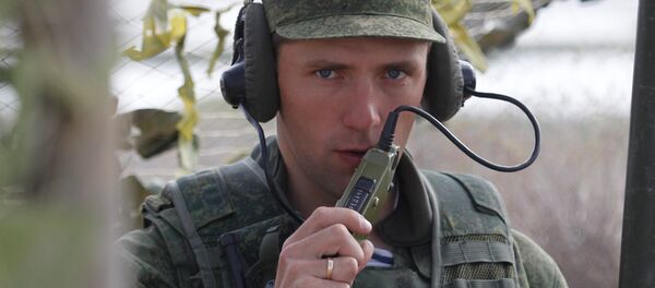 Russian serviceman establishing communication at the command house during the large-scale strategic exercises Russian serviceman establishing communication at the command house during the large-scale strategic exercises - Sputnik Afrique