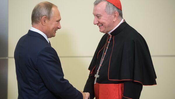 Le Président russe Vladimir Poutine et le cardinal Pietro Parolin - Sputnik Afrique