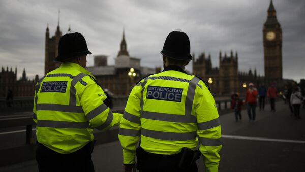 Police officers patrol Westminster Bridge with the Houses of Parliament in the background, on election day in London, Thursday, June 8, 2017. - Sputnik Afrique