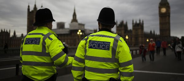 Police officers patrol Westminster Bridge with the Houses of Parliament in the background, on election day in London, Thursday, June 8, 2017. - Sputnik Afrique