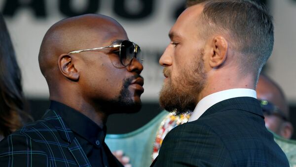 Undefeated boxer Floyd Mayweather Jr. (L) of the U.S. and UFC lightweight champion Conor McGregor of IrelandConor McGregor of Ireland face off during a news conference in Las Vegas, Nevada, U.S. August 23, 2017. - Sputnik Afrique