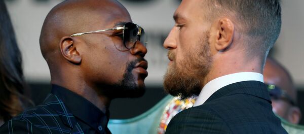 Undefeated boxer Floyd Mayweather Jr. (L) of the U.S. and UFC lightweight champion Conor McGregor of IrelandConor McGregor of Ireland face off during a news conference in Las Vegas, Nevada, U.S. August 23, 2017. - Sputnik Afrique
