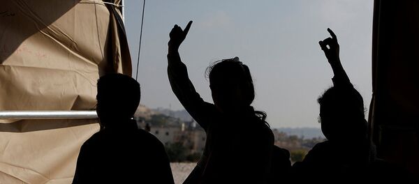 Palestinian schoolchildren attend a lesson inside a tent in the West Bank village of Jubbet Al Dhib - Sputnik Afrique