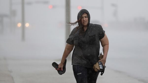 Hillary Lebeb walks along the seawall in Galveston, Texas as Hurricane Harvey intensifies in the Gulf of Mexico Friday, Aug. 25, 2017. - Sputnik Afrique