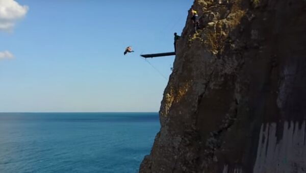 Un saut dans le vide: les compétitions de plongeon de haut vol en Crimée - Sputnik Afrique