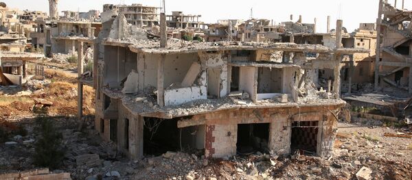 A rebel fighter walks past damaged buildings in a rebel-held part of the southern city of Deraa, Syria June 22, 2017 A rebel fighter walks past damaged buildings in a rebel-held part of the southern city of Deraa, Syria June 22, 2017 - Sputnik Afrique