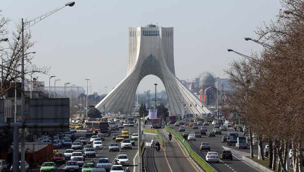 A picture taken on January 18, 2016 shows vehicles driving on a street in front of the Azadi Tower in the capital Tehran - Sputnik Afrique