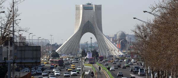 A picture taken on January 18, 2016 shows vehicles driving on a street in front of the Azadi Tower in the capital Tehran - Sputnik Afrique