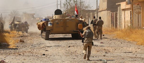 Iraqi army with Shi'ite Popular Mobilization Forces (PMF) gather during fighting with Islamic State militants on the outskirts of Tal Afar, Iraq, August 24, 2017 - Sputnik Afrique