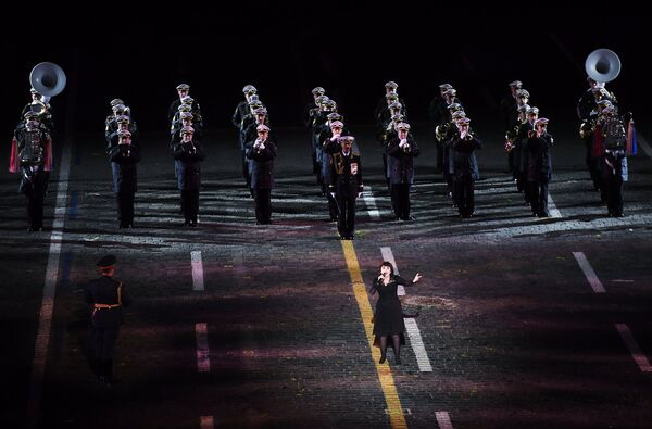 Mireille Mathieu à la cérémonie d'ouverture de la 10e édition du Festival international de musique militaire Tour Spasskaïa (Tour Saint-Sauveur) - Sputnik Afrique