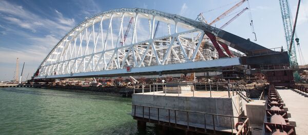 Подготовка железнодорожной арки к погрузке на плавсистему - Sputnik Afrique
