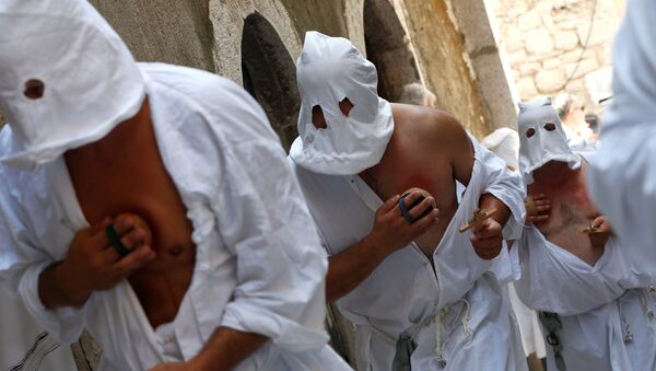 Penitents take part in a religious procession in Guardia Sanframondi, south Italy, August 27, 2017. - Sputnik Afrique