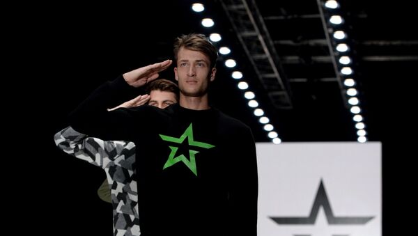 Models present creations by the Russian Army's Design Bureau during the Mercedes Benz Fashion Week Russia in Moscow on March 31, 2015. - Sputnik Afrique