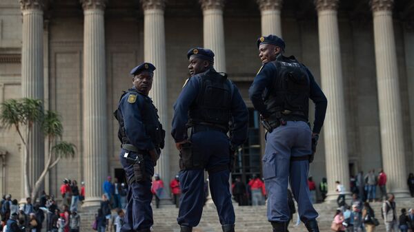South African anti riot police officers stand guard during a mass protest of the Fees Must Fall movement at the University of Witwatersrand in Johannesburg on October 4, 2016. - Sputnik Afrique