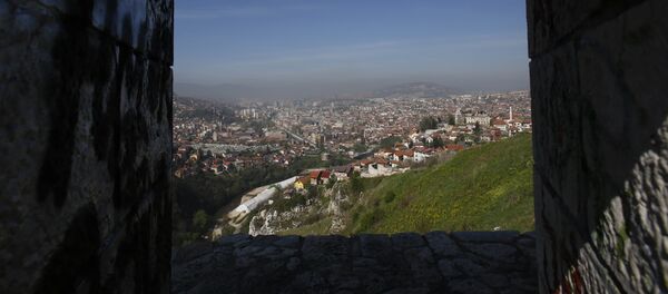 This Tuesday, April 8, 2014 photo shows a panoramic view of Sarajevo through a window of an old Ottoman fortress. This Tuesday, April 8, 2014 photo shows a panoramic view of Sarajevo through a window of an old Ottoman fortress. - Sputnik Afrique