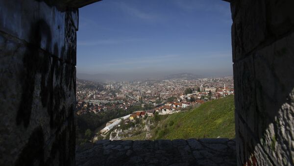 This Tuesday, April 8, 2014 photo shows a panoramic view of Sarajevo through a window of an old Ottoman fortress. - Sputnik Afrique