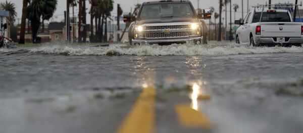 A truck drives moves through flood waters left behind by Hurricane Harvey, Saturday, Aug. 26, 2017, in Aransas Pass, Texas. - Sputnik Afrique
