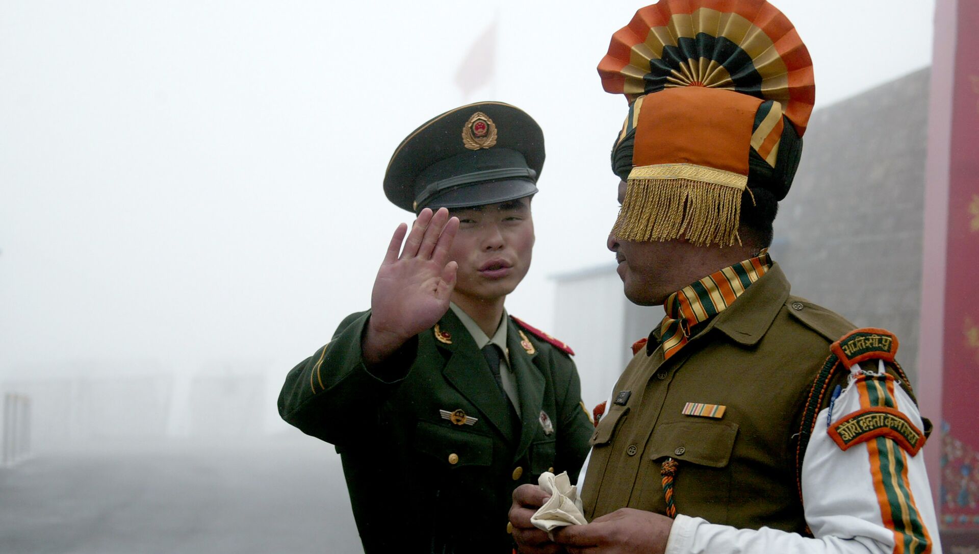 Un soldat chinois face à un soldat indien sur leur frontière commune - Sputnik Afrique, 1920, 06.07.2021