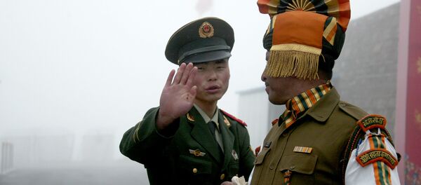 Un soldat chinois et un soldat indien à un poste  de passage entre l'Inde et la Chine dans l'État de Sikkim en Inde - Sputnik Afrique