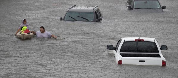 Jesus Rodriguez rescues Gloria Garcia after rain from Hurricane Harvey flooded Pearland, in the outskirts of Houston, Texas, U.S. August 27, 2017 Jesus Rodriguez rescues Gloria Garcia after rain from Hurricane Harvey flooded Pearland, in the outskirts of Houston, Texas, U.S. August 27, 2017 - Sputnik Afrique