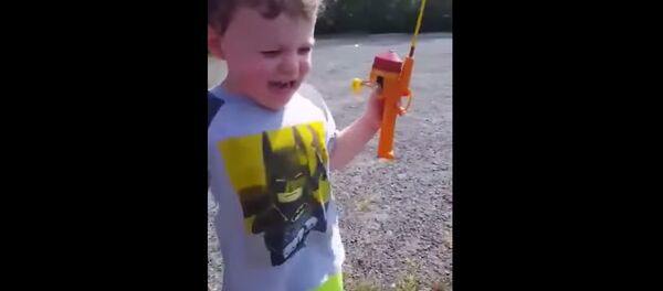 Un serpent cruel vole le poisson d’un enfant. Quelle honte! - Sputnik Afrique