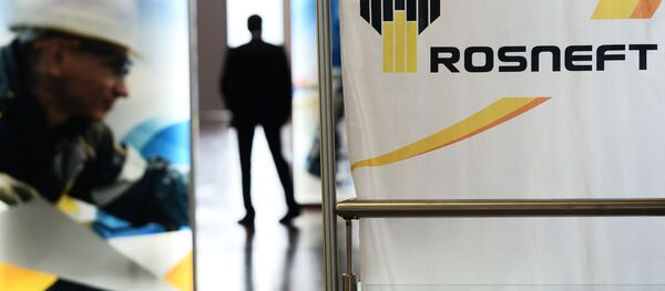 Баннеры с символикой компании Роснефть на острове Русский во Владивостоке - Sputnik Afrique