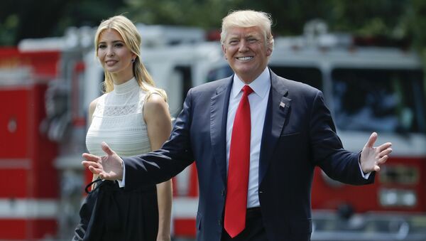 President Donald Trump gestures as he walks with his daughter Ivanka Trump across the South Lawn of the White House in Washingto - Sputnik Afrique
