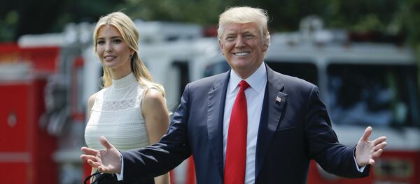 President Donald Trump gestures as he walks with his daughter Ivanka Trump across the South Lawn of the White House in Washingto - Sputnik Afrique