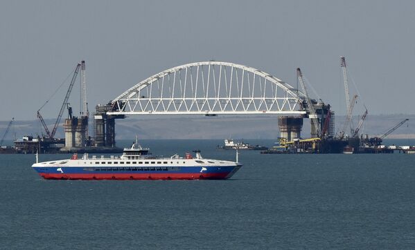 La construction du pont sur le détroit de Kertch en Crimée - Sputnik Afrique